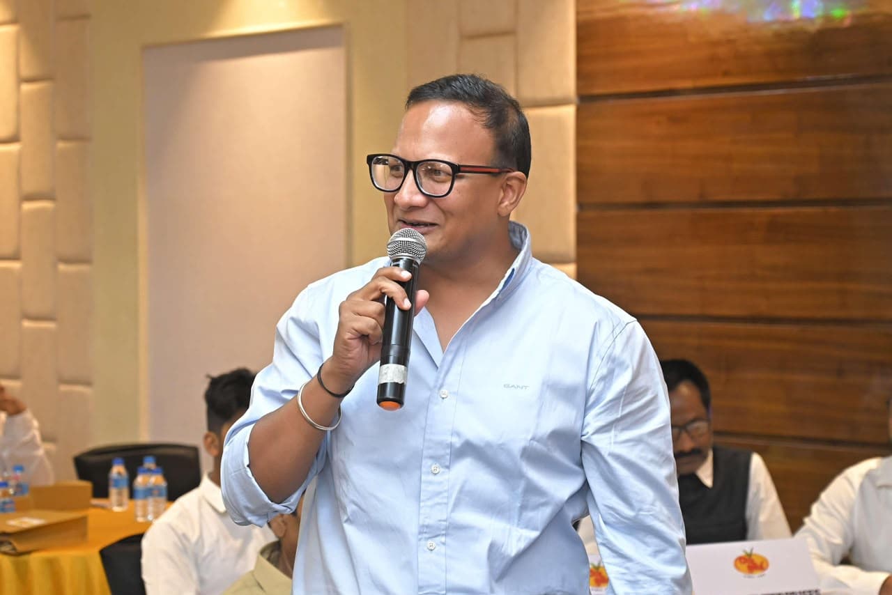 Akhilesh Aggarwal speaking at a brand and distributor meet